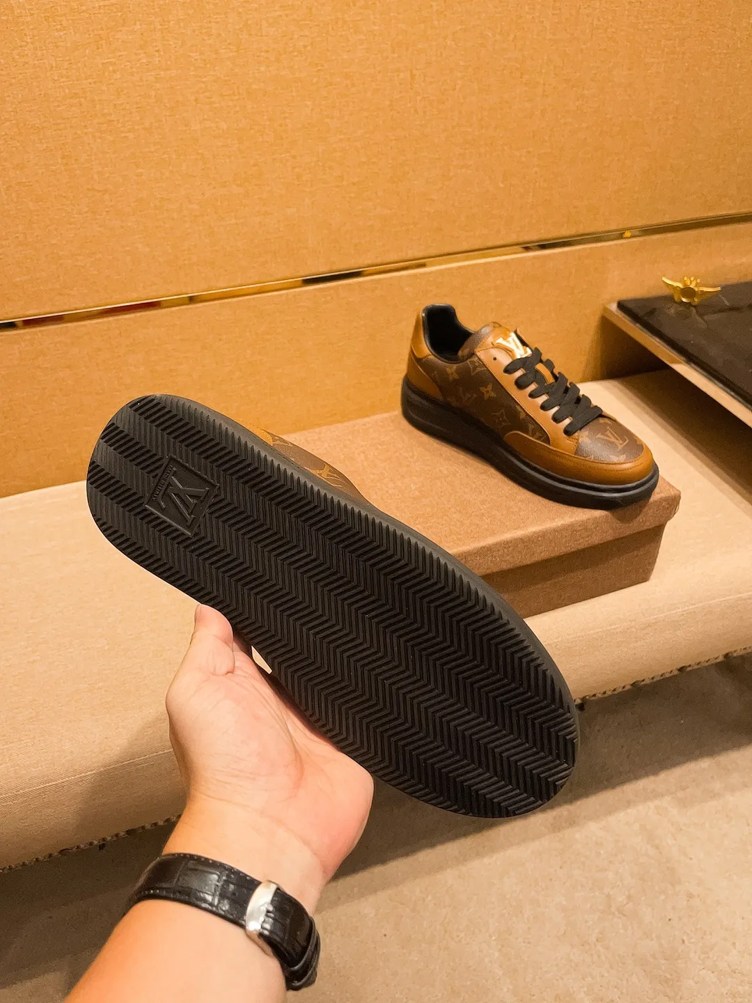 Men's shoes 💰 400💰【 LV 】🔥 Louis Vuitton, high-end men's shoes brand, official website 1:1 latest masterpiece: the upper is made of first-layer cowhide imported from Italy with a comfortable and breathable lining➕original non-slip and wear-resistant outsole🔥, making walking more convenient and comfortable! An exclusive new model, a stunning work, a beautiful 1:1 replica [color] compared to the official quality! Create a fashionable personality to set off your uniqueness! A must-have for trendy men! Classic 🔥Size: 38-44 Color: 🔥 3⃣️colors available🔥.